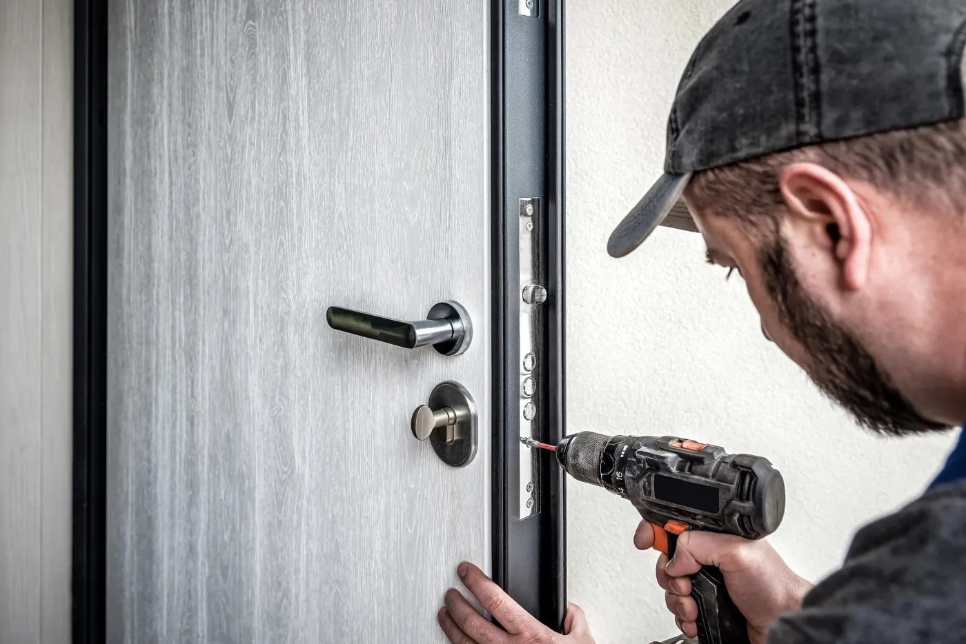 Pose d'une serrure de sûreté sur la porte d'un pavillon de Verneuil-sur-Seine